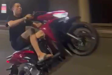 Tạm giữ hình sự thanh niên bốc đầu xe máy trước mặt CSGT