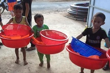 Học sinh vùng cao cảm ơn độc giả báo Dân trí vì bữa cơm trưa có thịt cá