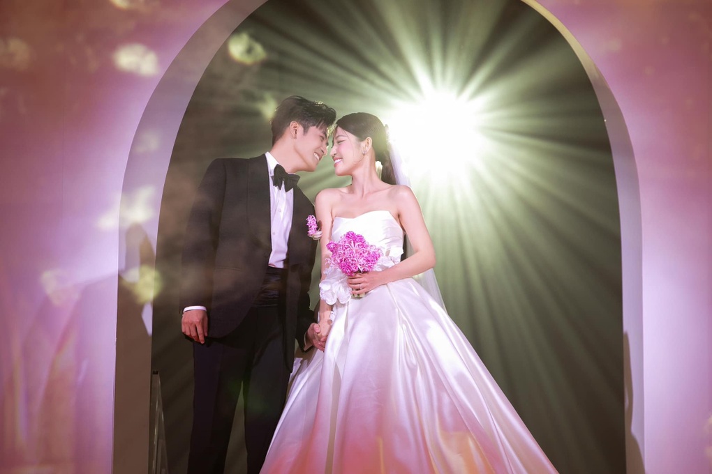 Puka diện váy cưới dáng ngắn được làm thủ công trong 200 giờ - 5 Puka diện váy cưới dáng ngắn được làm thủ công trong 200 giờ - 5