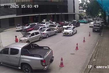 Xe bán tải lùi bất cẩn, chèn ngã người đi bộ sát vỉa hè