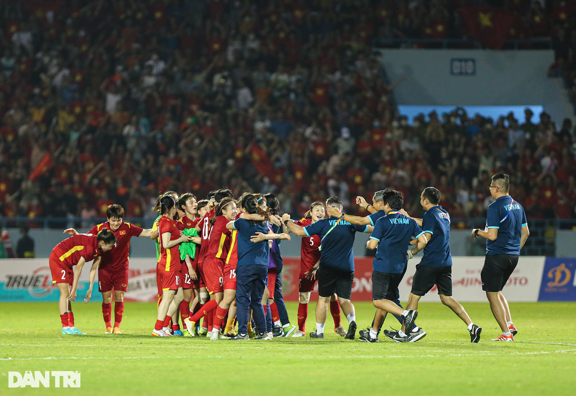 Khoảnh khắc ăn mừng bùng nổ của tuyển nữ Việt Nam sau khi vô địch SEA Games - 5 Khoảnh khắc ăn mừng bùng nổ của tuyển nữ Việt Nam sau khi vô địch SEA Games - 5
