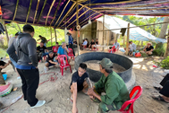 30 chiến sĩ đột kích sới gà, bắt quả tang 19 đối tượng đang sát phạt