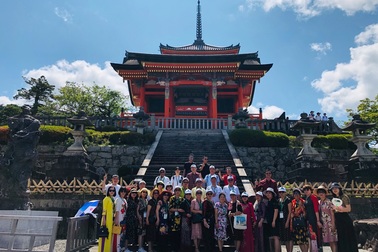 Dũng “Về nhà đi con” bất ngờ xuất hiện tại giải thưởng nhãn hiệu nổi tiếng Việt Nam