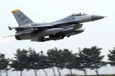 Máy bay chiến đấu Mỹ bốc cháy khi cất cánh