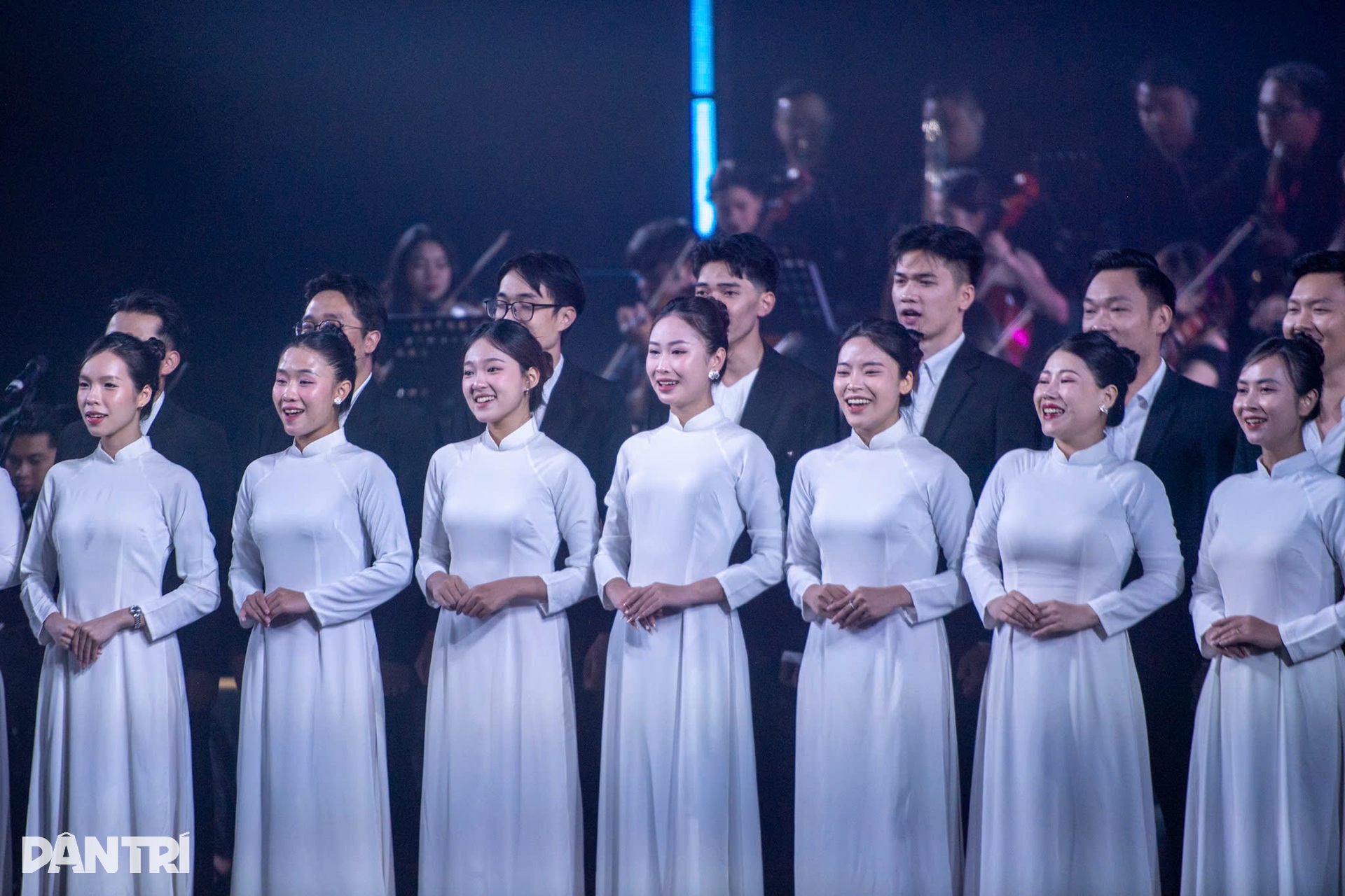 Những khoảnh khắc ấn tượng, bùng nổ trong concert Rực rỡ ngày mới - 3 Những khoảnh khắc ấn tượng, bùng nổ trong concert Rực rỡ ngày mới - 3