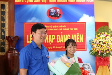 Nữ sinh giỏi lớp 12 được kết nạp Đảng trước ngày thi tốt nghiệp THPT