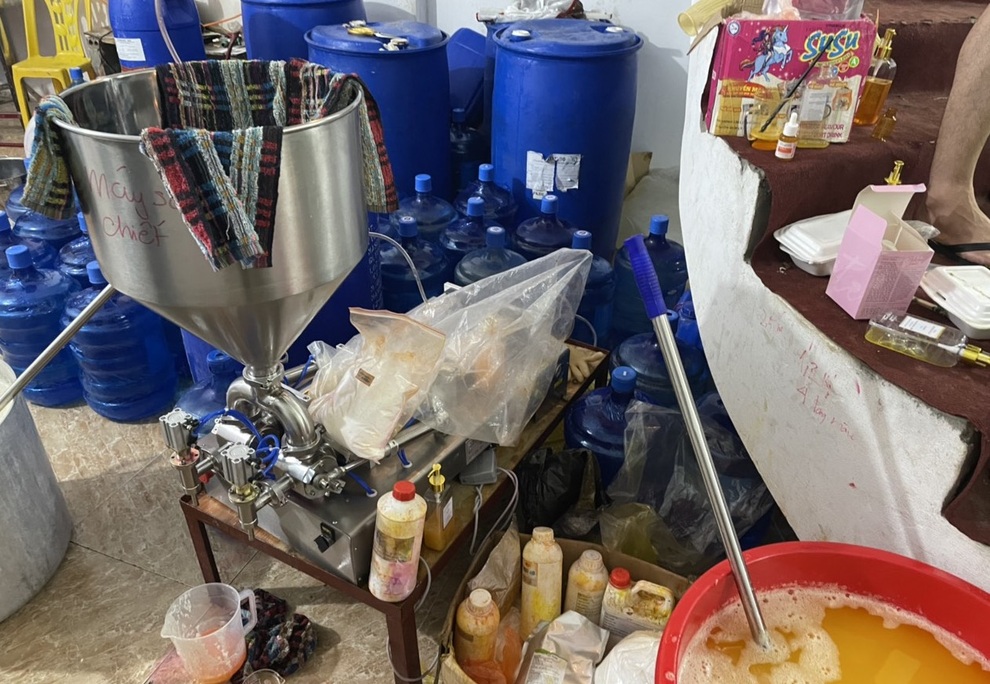 Cận cảnh xưởng sản xuất mỹ phẩm, nước hoa Chanel đựng trong xô chậu - 3 Cận cảnh xưởng sản xuất mỹ phẩm, nước hoa Chanel đựng trong xô chậu - 3