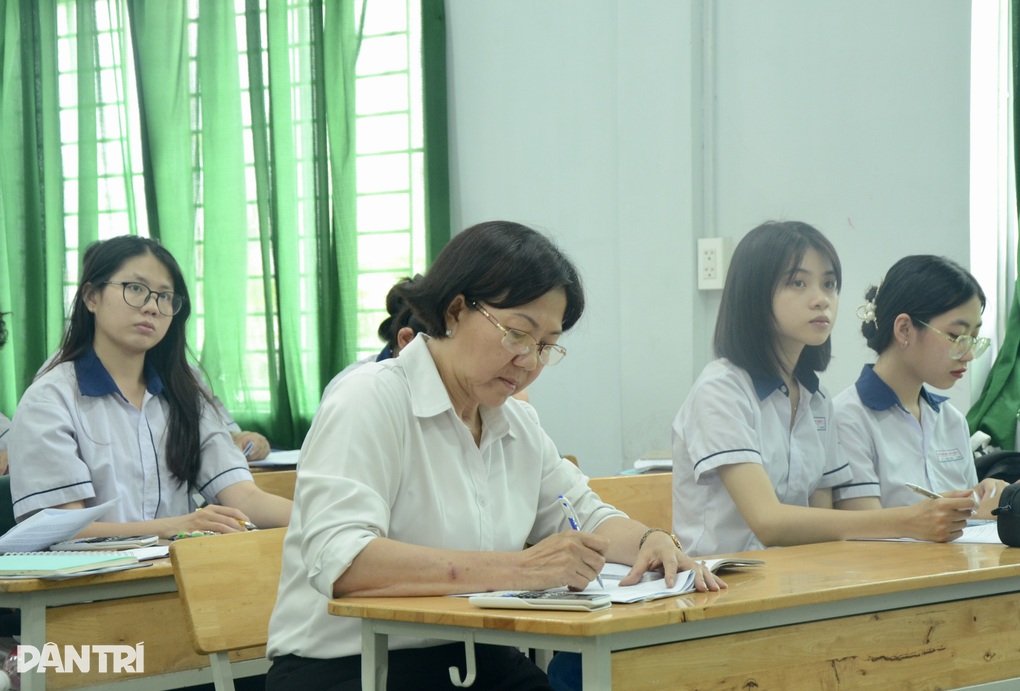Thí sinh U70 đi thi tốt nghiệp THPT mong vào ngành sư phạm - 3 Thí sinh U70 đi thi tốt nghiệp THPT mong vào ngành sư phạm - 3