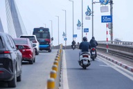 Lắp đặt biển báo, vạch xác định khoảng cách xe trên cầu Nhật Tân