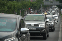 Dòng xe ùn ứ kéo dài ở khu vực sân bay Tân Sơn Nhất chiều 27 Tết