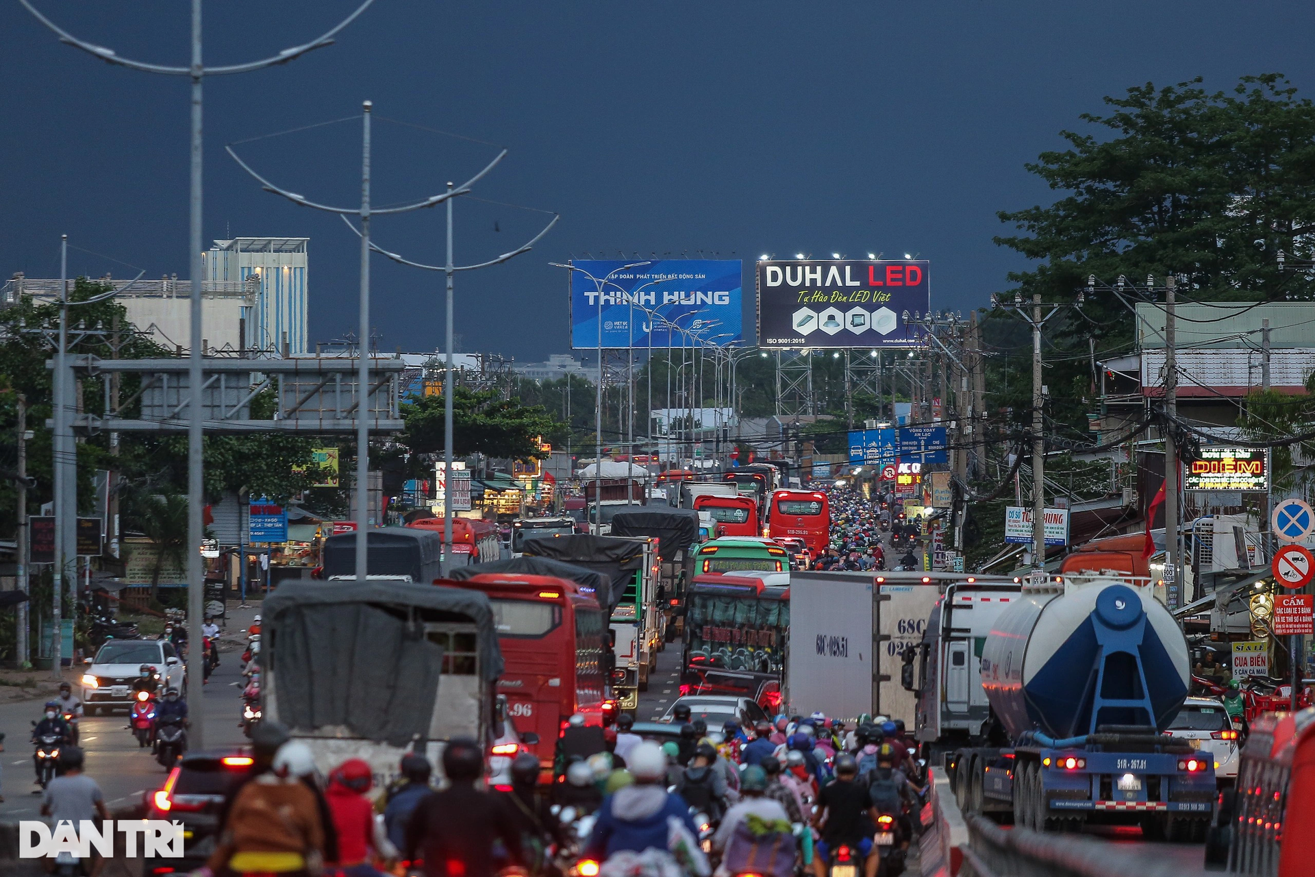 Cửa ngõ phía Tây ùn tắc khi người dân trở lại TPHCM sau kỳ nghỉ lễ - 7 Cửa ngõ phía Tây ùn tắc khi người dân trở lại TPHCM sau kỳ nghỉ lễ - 7