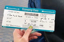 Giá vé máy bay Tết cao ngất ngưởng, bay tờ mờ sáng cũng đắt