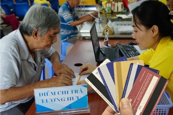 TPHCM chi trả lương hưu tháng 5 trễ hơn bình thường 3 ngày