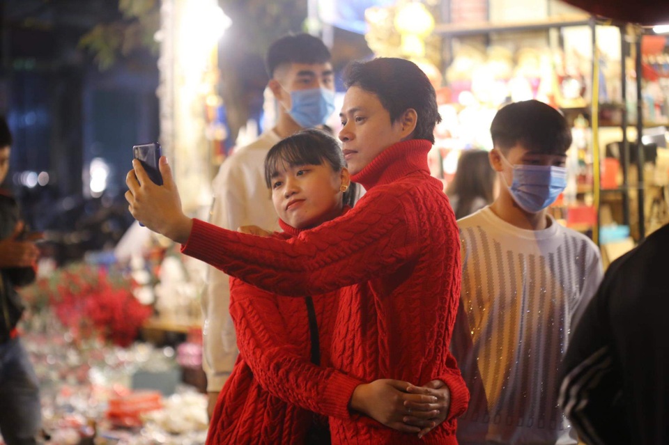Những cặp đôi tình tứ đầy ấm áp trong đêm Noel - 1 Những cặp đôi tình tứ đầy ấm áp trong đêm Noel - 1
