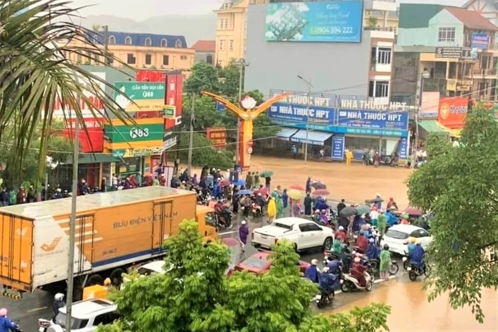 Cứu hơn 100 người thoát khỏi khu vực bị nước lũ cô lập - 4 Cứu hơn 100 người thoát khỏi khu vực bị nước lũ cô lập - 4