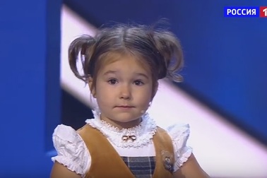 Bé gái Nga 4 tuổi nói lưu loát 7 thứ tiếng