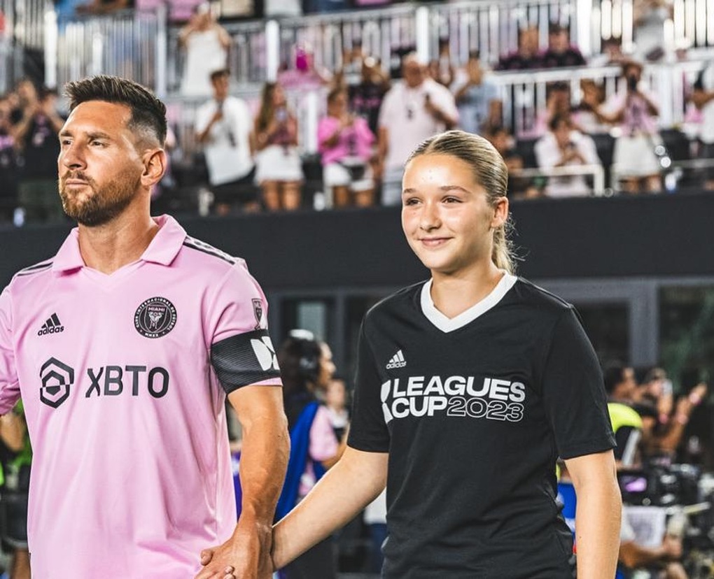 Hộ tống Messi ra sân, cô út Harper Beckham được cha khen ngợi hết lời - 2 Hộ tống Messi ra sân, cô út Harper Beckham được cha khen ngợi hết lời - 2