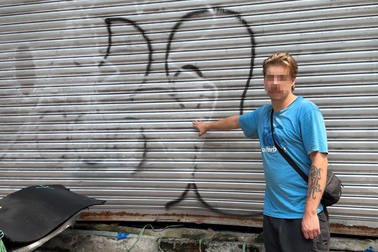 Xử phạt người nước ngoài vẽ bậy lên cửa nhà dân ở TPHCM