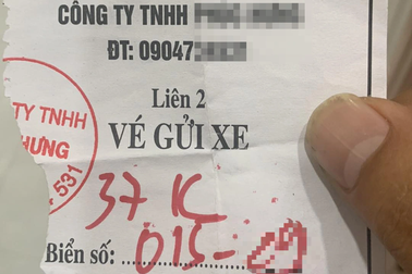 Bất ngờ vì đứng chụp ảnh ở sảnh khách sạn phải đóng... 100.000 đồng