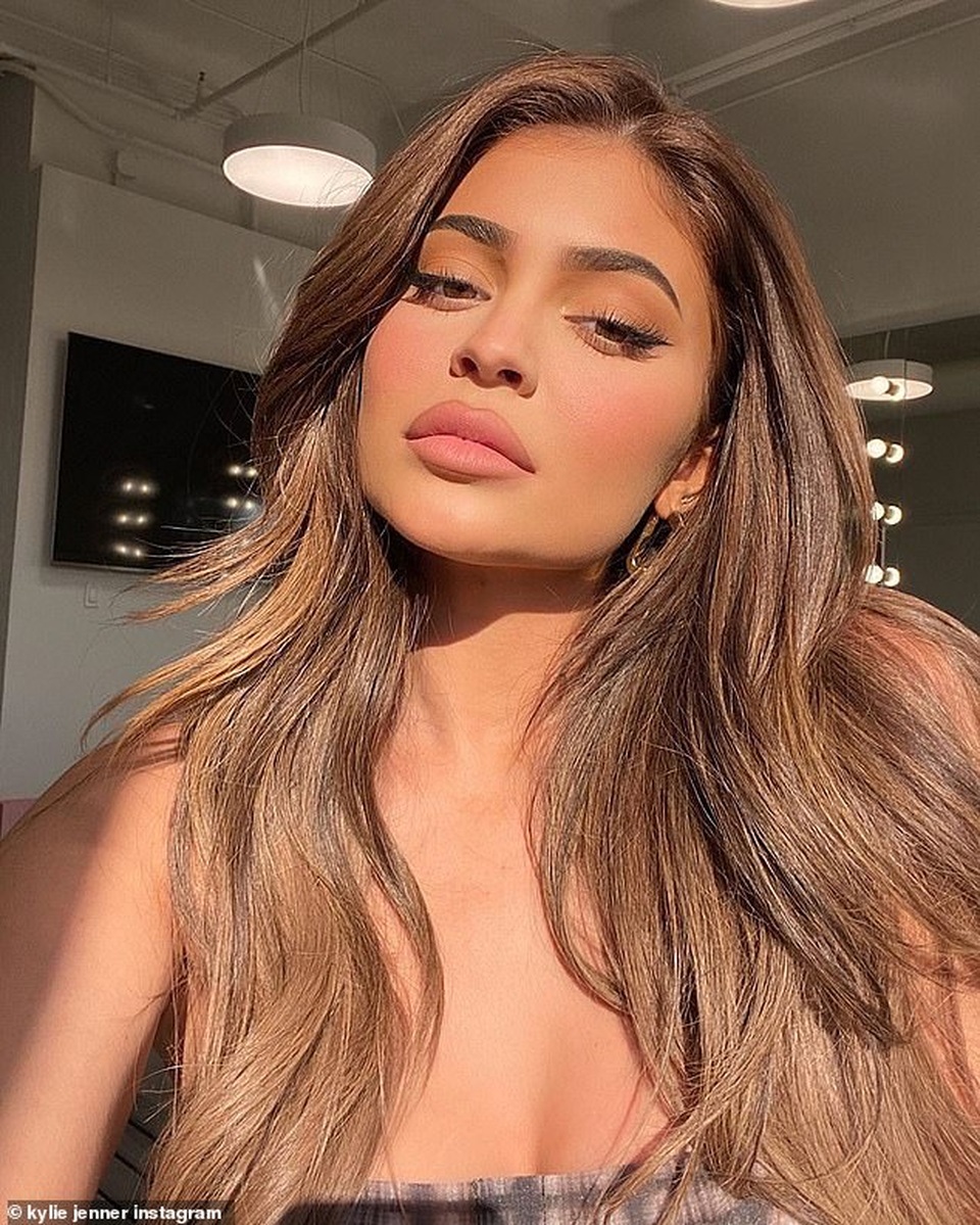 Kylie Jenner khoe vòng một ngoại cỡ - 8 Kylie Jenner khoe vòng một ngoại cỡ - 8