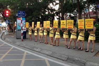 PG sang chảnh phơi thân vỉa hè