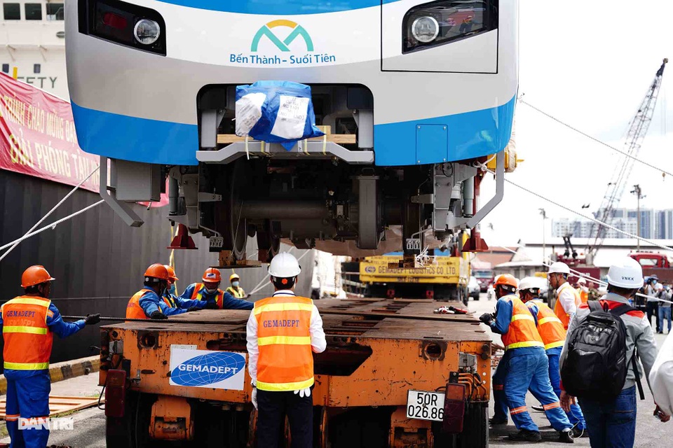 Cận cảnh dàn xe siêu trường siêu trọng chở tàu metro số 1 về điểm tập kết - 7 Cận cảnh dàn xe siêu trường siêu trọng chở tàu metro số 1 về điểm tập kết - 7