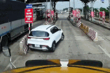 Tình huống xử lý đầy khó hiểu của tài xế trước trạm thu phí