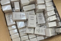 Đột kích 3 điểm làm giả 20.000 chai nước hoa Chanel, Dior ở TPHCM