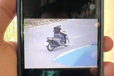 Công an tìm cô gái bị giật điện thoại ở TPHCM