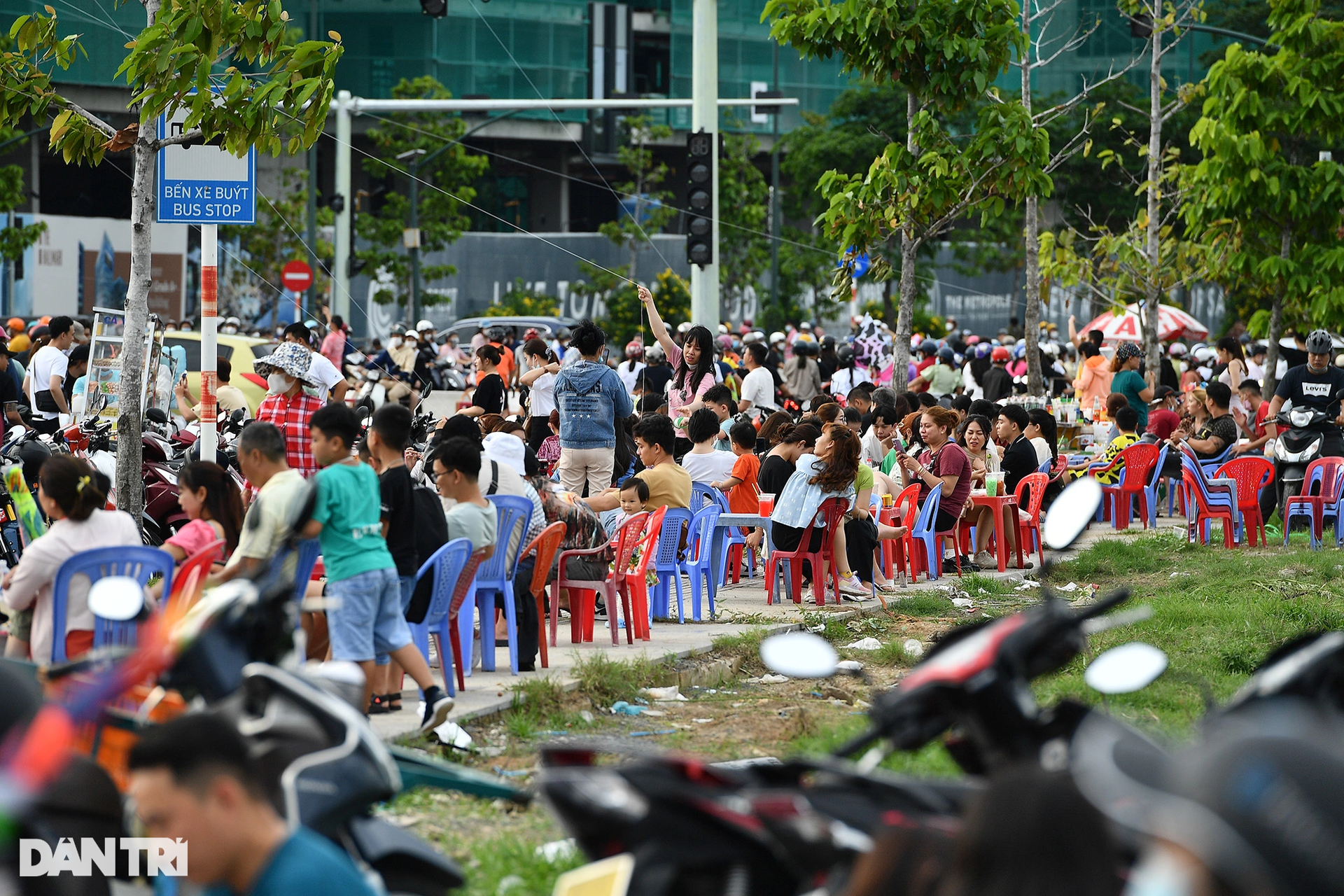Biển người đến thả diều, ăn uống khiến khu Thủ Thiêm tràn ngập rác thải - 8 Biển người đến thả diều, ăn uống khiến khu Thủ Thiêm tràn ngập rác thải - 8