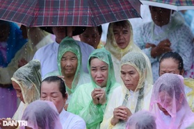 Biển người đội mưa dự lễ cúng Đàn tại Tòa thánh Tây Ninh