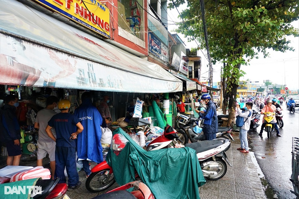 Bão Noru tăng cấp, người dân Đà Nẵng vội sắm vật liệu chèn chống nhà cửa - 1 Bão Noru tăng cấp, người dân Đà Nẵng vội sắm vật liệu chèn chống nhà cửa - 1