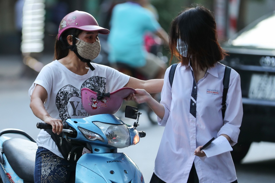 Xúc động tình cha mẹ dành cho các sĩ tử: Nâng niu từng khoảnh khắc! - 9 Xúc động tình cha mẹ dành cho các sĩ tử: Nâng niu từng khoảnh khắc! - 9