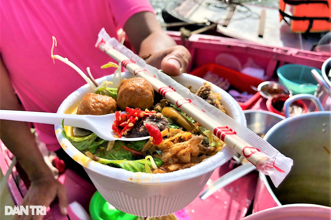 Khoác áo hồng cho ghe bún riêu, vợ chồng 8X bán hàng trăm tô bún mỗi ngày - 4 Khoác áo hồng cho ghe bún riêu, vợ chồng 8X bán hàng trăm tô bún mỗi ngày - 4