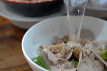 Ngày đầu TPHCM cho phục vụ khách tại chỗ, hàng quán nhộn nhịp từ sáng sớm