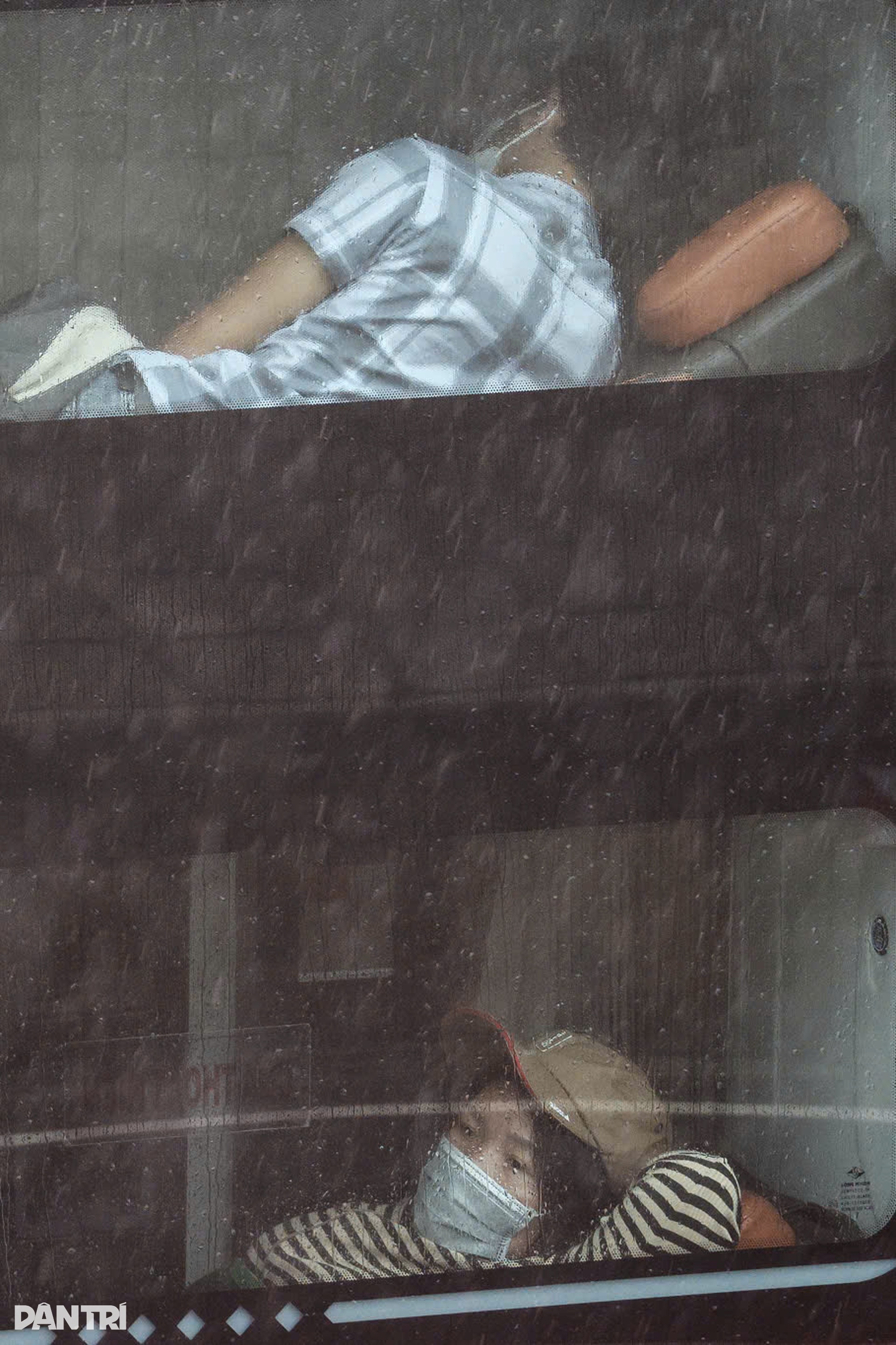 Sạt lở tại Đèo Cả: 2 chị em thiệt mạng, hàng nghìn phương tiện mắc kẹt - 16