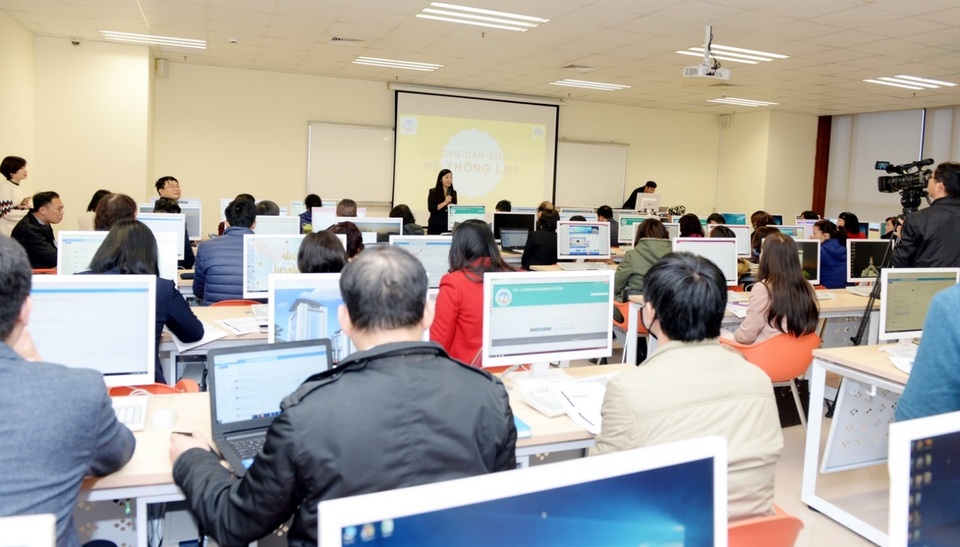 Sinh viên Kinh tế Quốc dân chuyển sang học Blended learning vì virus corona - 2 Sinh viên Kinh tế Quốc dân chuyển sang học Blended learning vì virus corona - 2