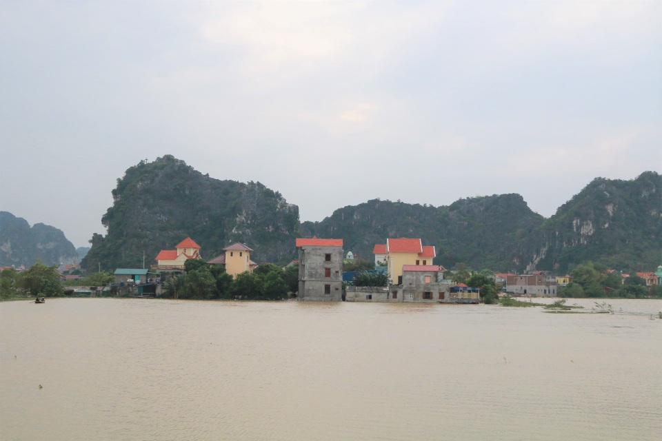 Hàng trăm hộ dân bị nước lũ sông Hoàng Long cô lập - 1 Hàng trăm hộ dân bị nước lũ sông Hoàng Long cô lập - 1