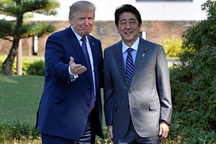 Tổng thống Trump chơi golf cùng Thủ tướng Nhật Bản