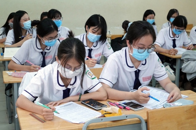 Sáng 6/6, trên 96.300 học sinh lớp 10 tại TP Hồ Chí Minh đã hoàn thành môn thi Ngữ văn.