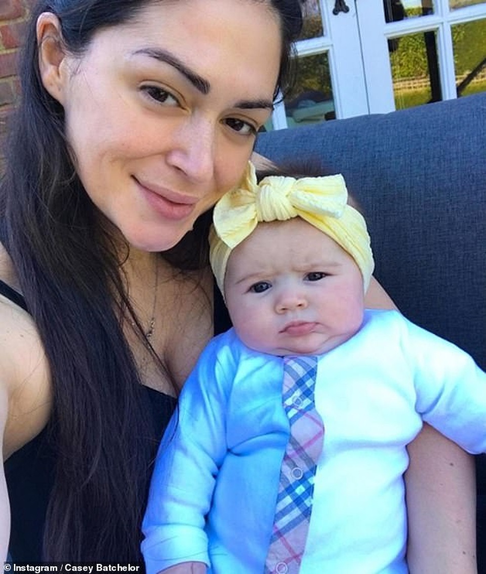 Casey Batchelor gây sốc khi giảm gần 20 kg trong 10 tháng - 4 Casey Batchelor gây sốc khi giảm gần 20 kg trong 10 tháng - 4