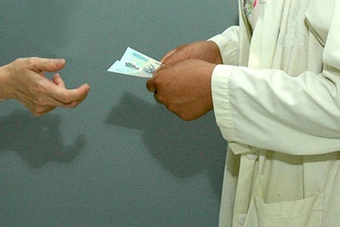 Lại chuyện “Phép vua” và “lệ làng”