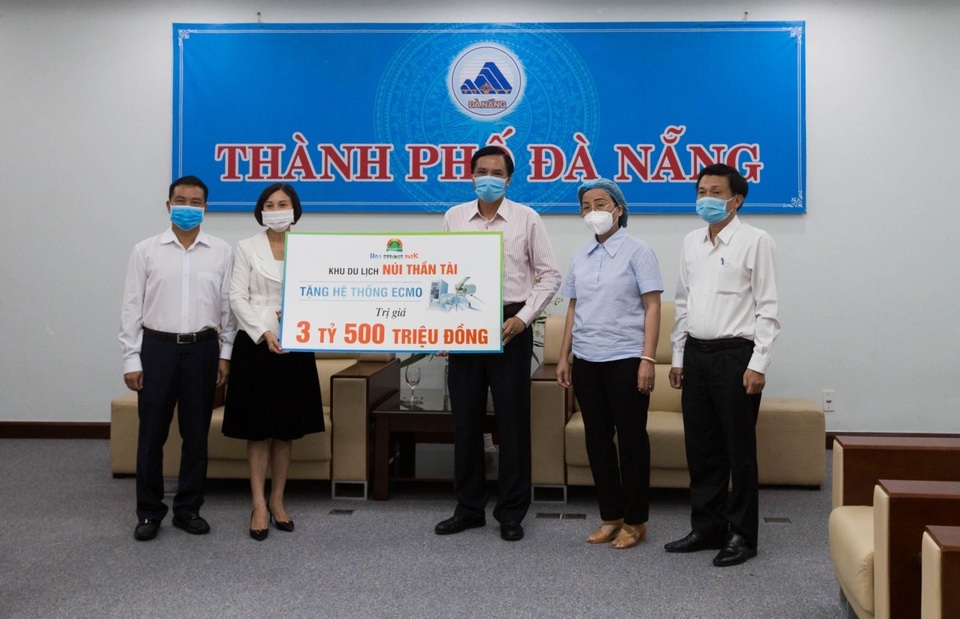 Trang thiết bị y tế đổ về “điểm nóng” Covid-19 ủng hộ tuyến đầu chống dịch - 1 Trang thiết bị y tế đổ về “điểm nóng” Covid-19 ủng hộ tuyến đầu chống dịch - 1
