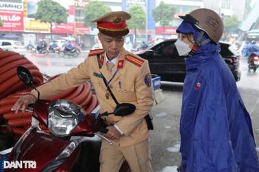 Nữ nhân viên ngân hàng vượt đèn đỏ: "Đường tắc nên tôi liều để kịp giờ làm"