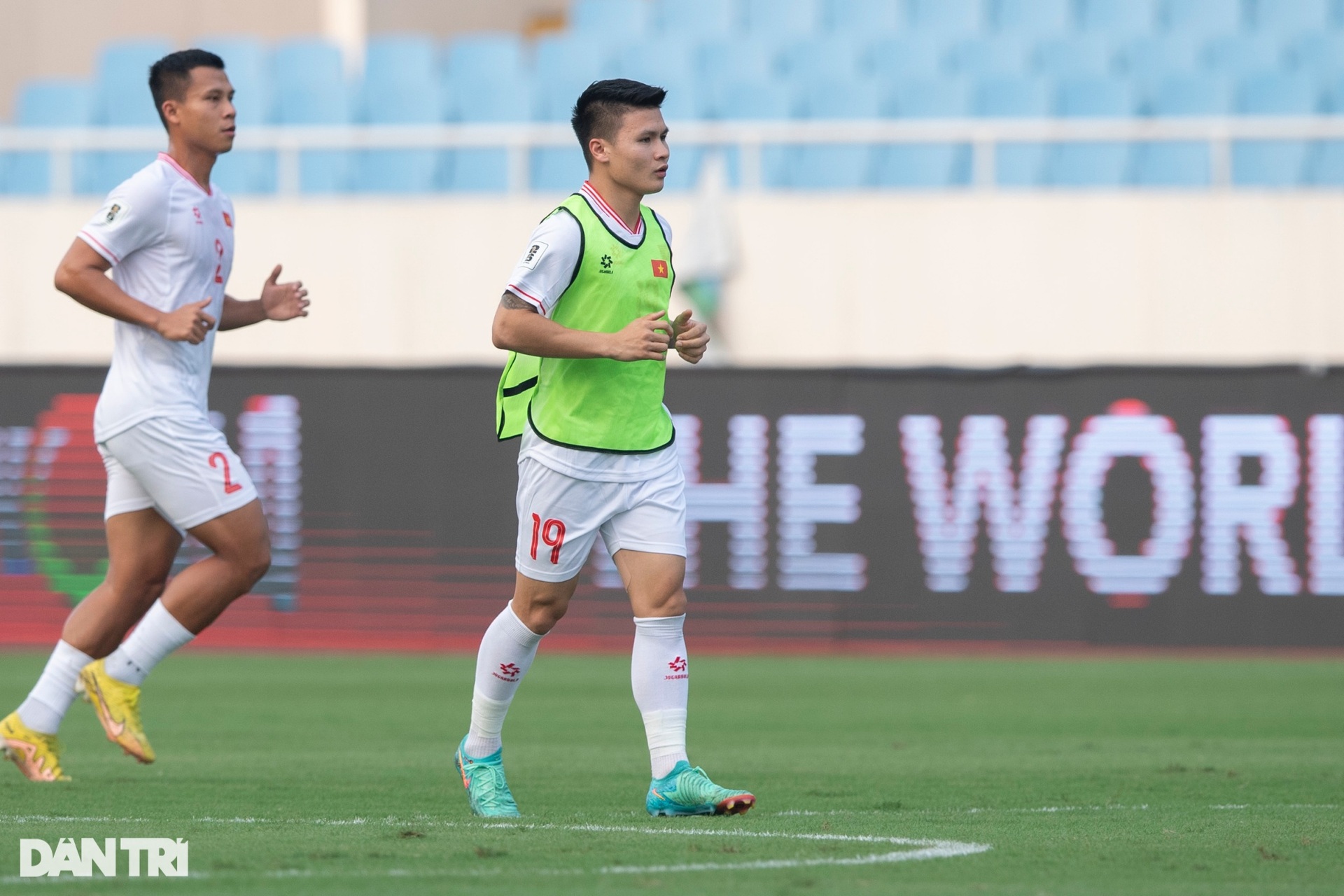 HLV Troussier căng thẳng, liên tục dừng buổi tập của tuyển Việt Nam - 10 HLV Troussier căng thẳng, liên tục dừng buổi tập của tuyển Việt Nam - 10