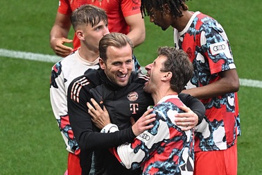 Harry Kane ăn mừng hụt, Bayern Munich chưa thể vô địch Bundesliga sớm