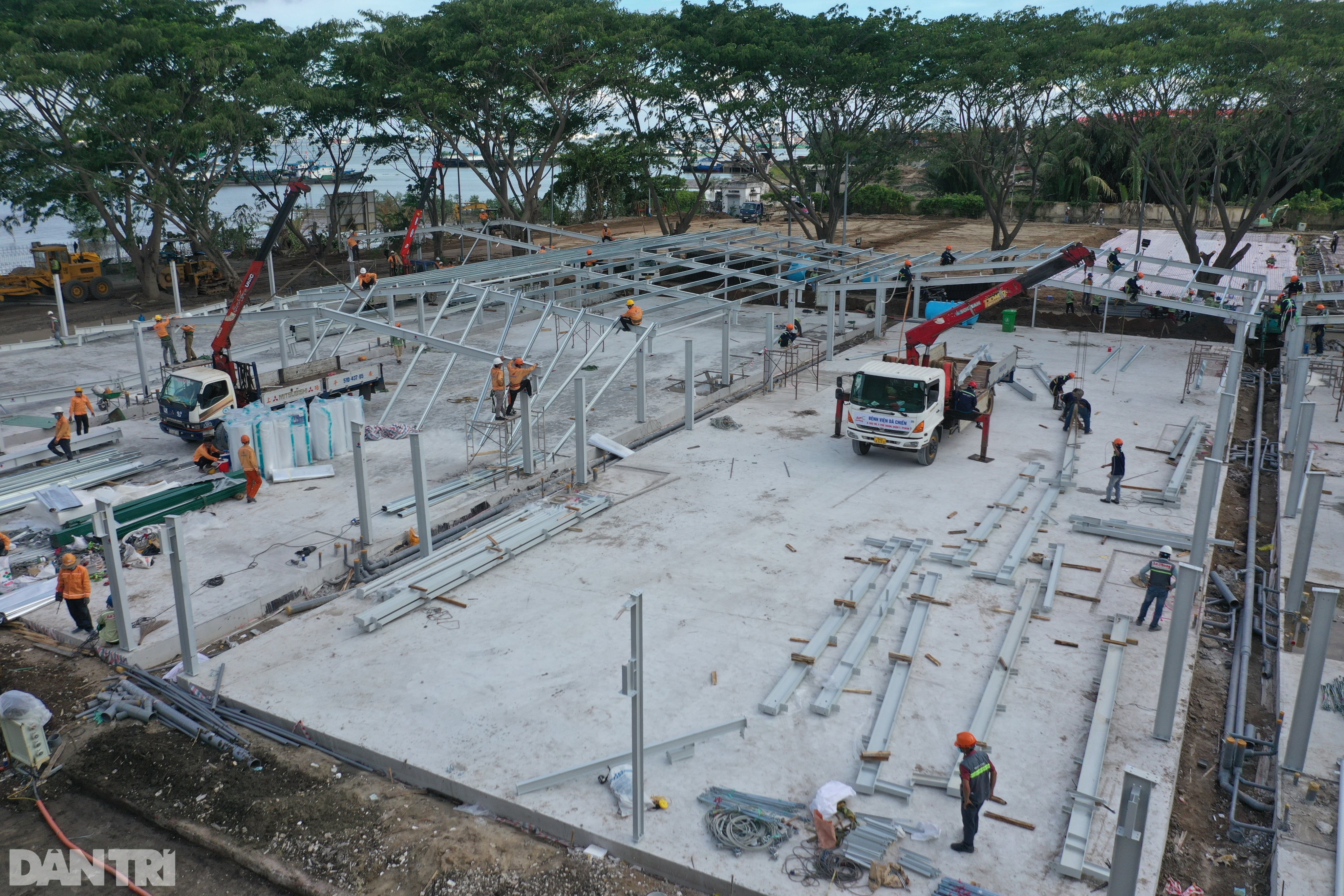500 công nhân ngày đêm xây dựng bệnh viện dã chiến ở TPHCM - 3 500 công nhân ngày đêm xây dựng bệnh viện dã chiến ở TPHCM - 3