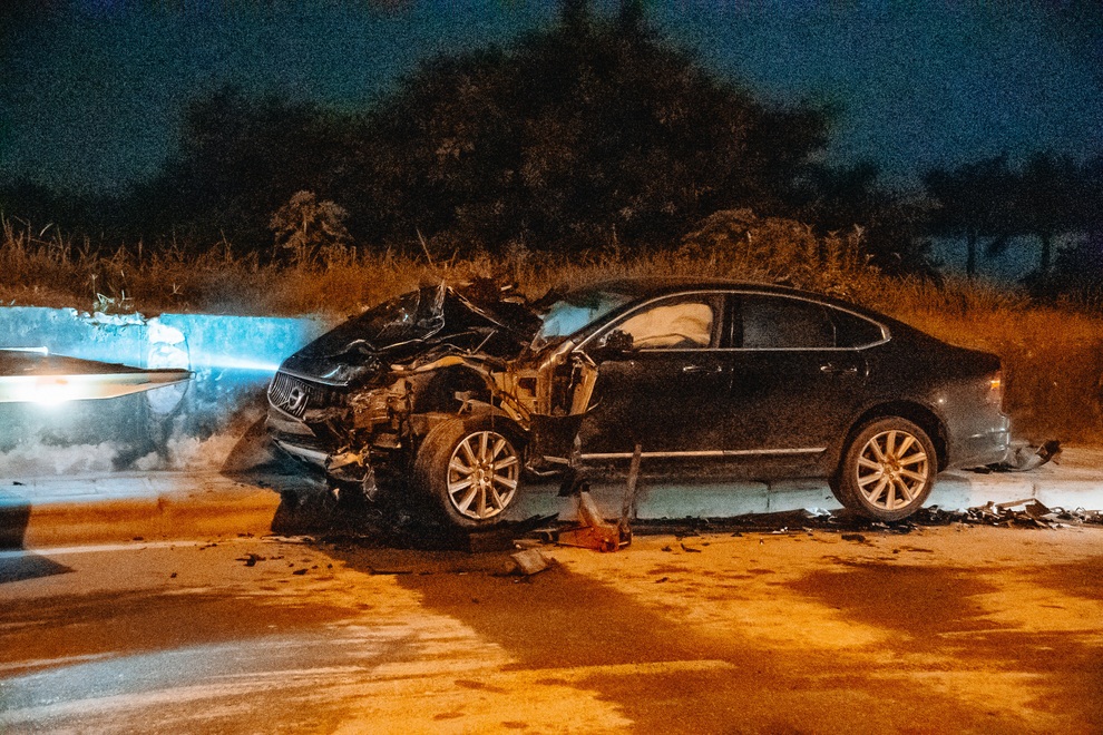 5 xe tông nhau liên hoàn, 2 người văng xuống chân đê, đầu ô tô nát bét - 1 5 xe tông nhau liên hoàn, 2 người văng xuống chân đê, đầu ô tô nát bét - 1