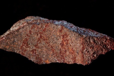 Phát hiện “bức vẽ cổ nhất từng biết” trên hòn đá tí hon ở Nam Phi