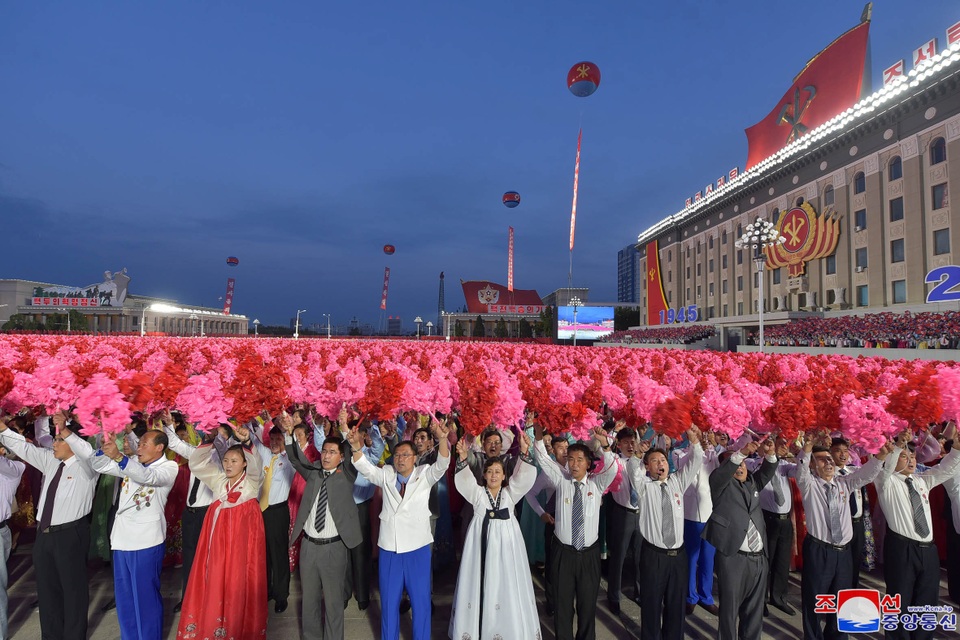 “Biển người” tham gia lễ duyệt binh hoành tráng của Triều Tiên - 19 “Biển người” tham gia lễ duyệt binh hoành tráng của Triều Tiên - 19